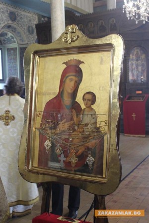Чудотворна икона променя движението в Казанлък