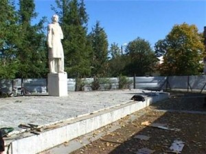 Ремонтират край паметника Кирков