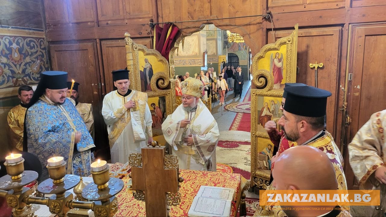 Митрополит Киприан ръкоположи дякон Любен Левенов в църквата в Шипка