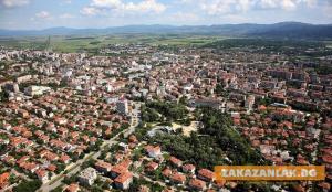 Без метални гаражи в Казанлък до края на годината, заместват ги масивни