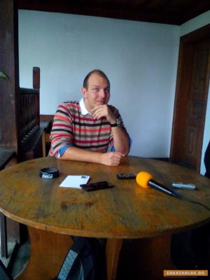 Родственик на Толстой поставя на казанлъшка сцена