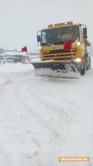 8 машини чистят на прохода Шипка, снегът е над 50 сантиметра