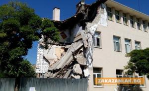 Общината осъди застрахователи за срутеното крило на Математическата гимназия