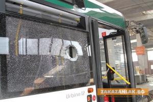 Роми изпотрошиха стъклата на автобус
