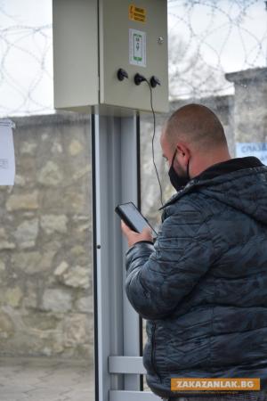 Зареждаме мобилните телефони на новите автобусни спирки
