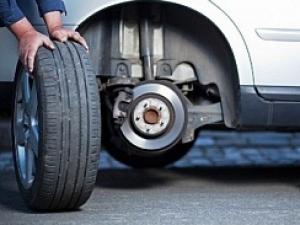 Неизвестен си „купи” гуми и джанти от чужд автомобил