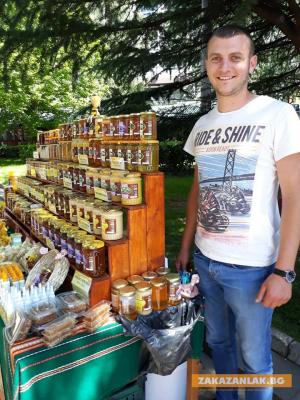 Българско: Уникални продукти от мед, сок от рози, скулптури от вълна
