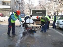 Виж ти! Асфалтират и в студа.!