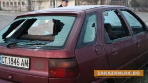 Неизвестен реже гуми на автомобили и троши стъкла