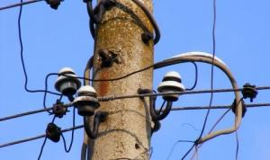 В Горно Сахране двама се топлели на улично осветление