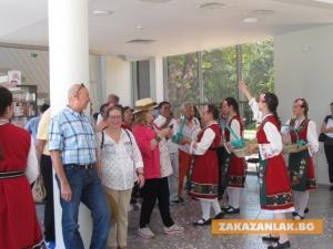 Розоварене и еноьовденски наричания научиха дипломатите в Казанлък