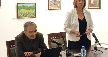 Проф. Бъчваров представи в Казанлък направения досега анализ на розовото масло