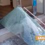 С мъжка сила жена изпотроши витрини, маси и скамейки