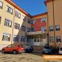 Болницата работи в нормален режим, пазарите затварят