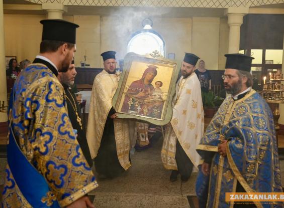 На Голяма Богородица: Чудотворна икона посреща миряните в казанлъшкия храм "Успение Богородично"